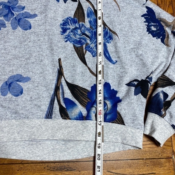 𝅺zyia Active Blue floral crop sweatshirt slouchy oversized small. - Picture 5 of 10